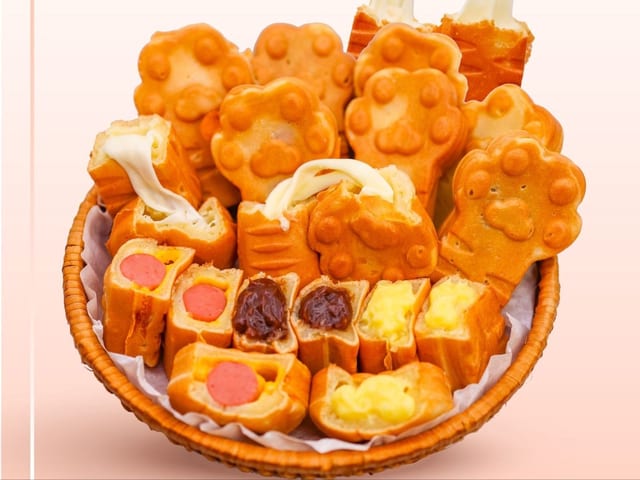 6 Kitty Paws Cake.