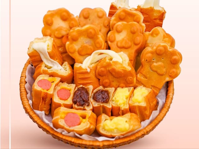 3 Kitty Paws Cake.